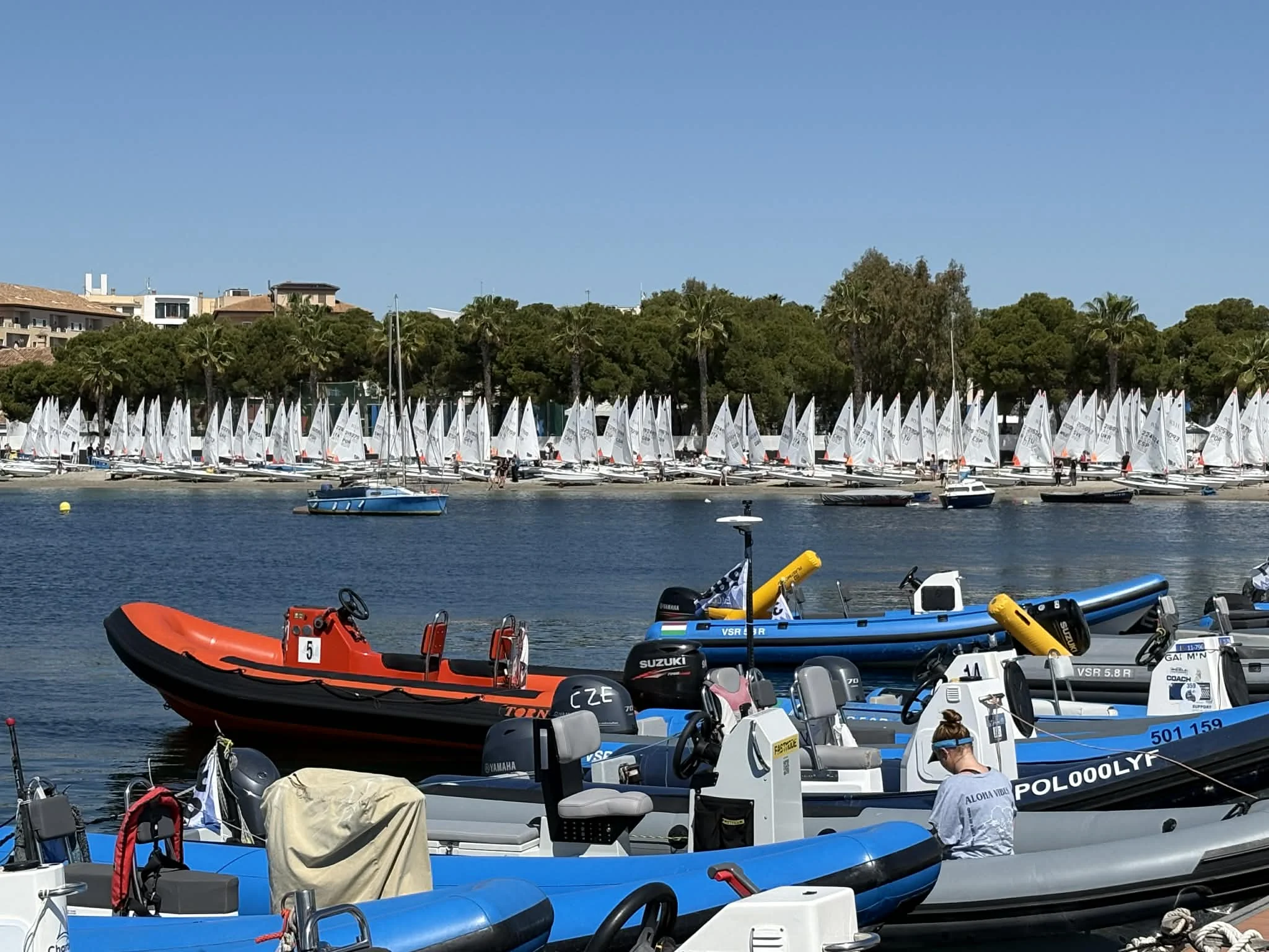 ILCA jachtų ir lydinčių katerių flotilė prie kranto